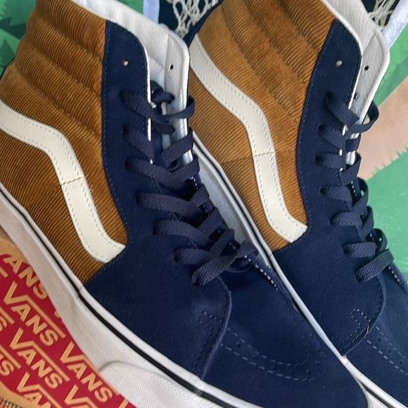 Vans Men’s Sk8-Hi
Mini Cord Blue/Brown
VN0007NS0BO
Sneakers
UNISEX CORDUROY - Picture 6 of 16